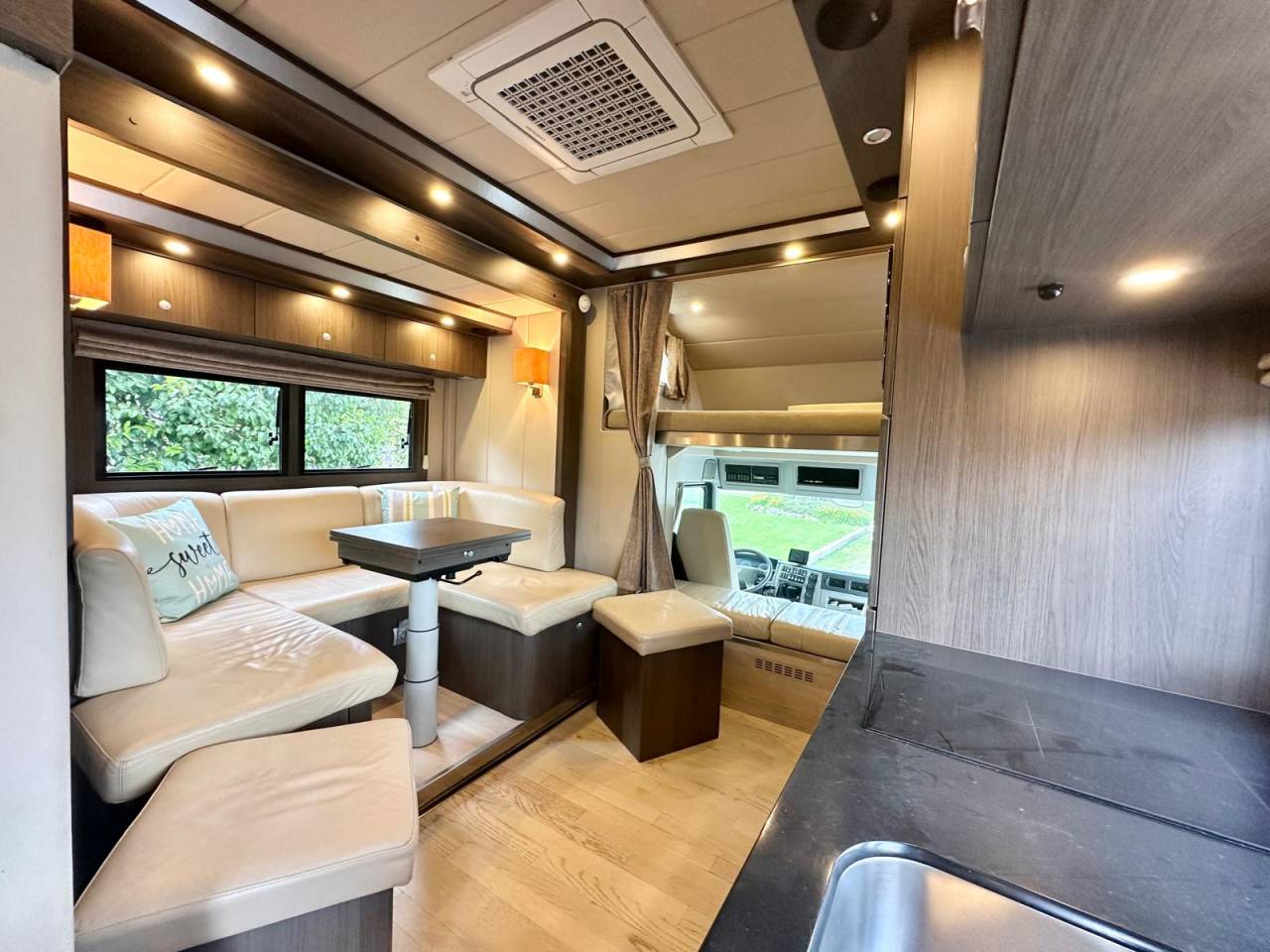 Camión para caballos Volvo pop out 2011 De segunda mano