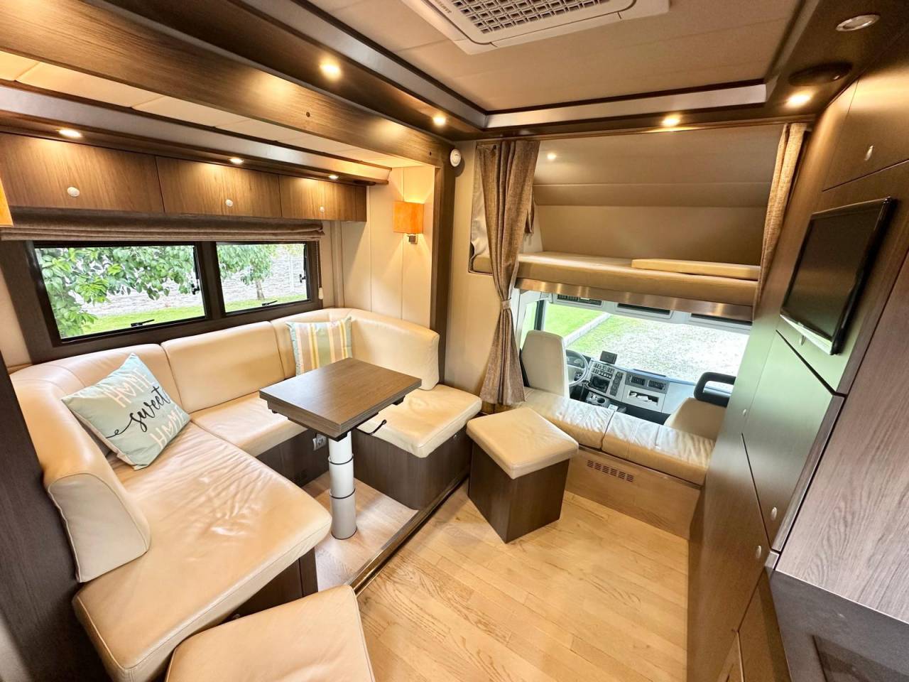 Camión para caballos Volvo pop out 2011 De segunda mano