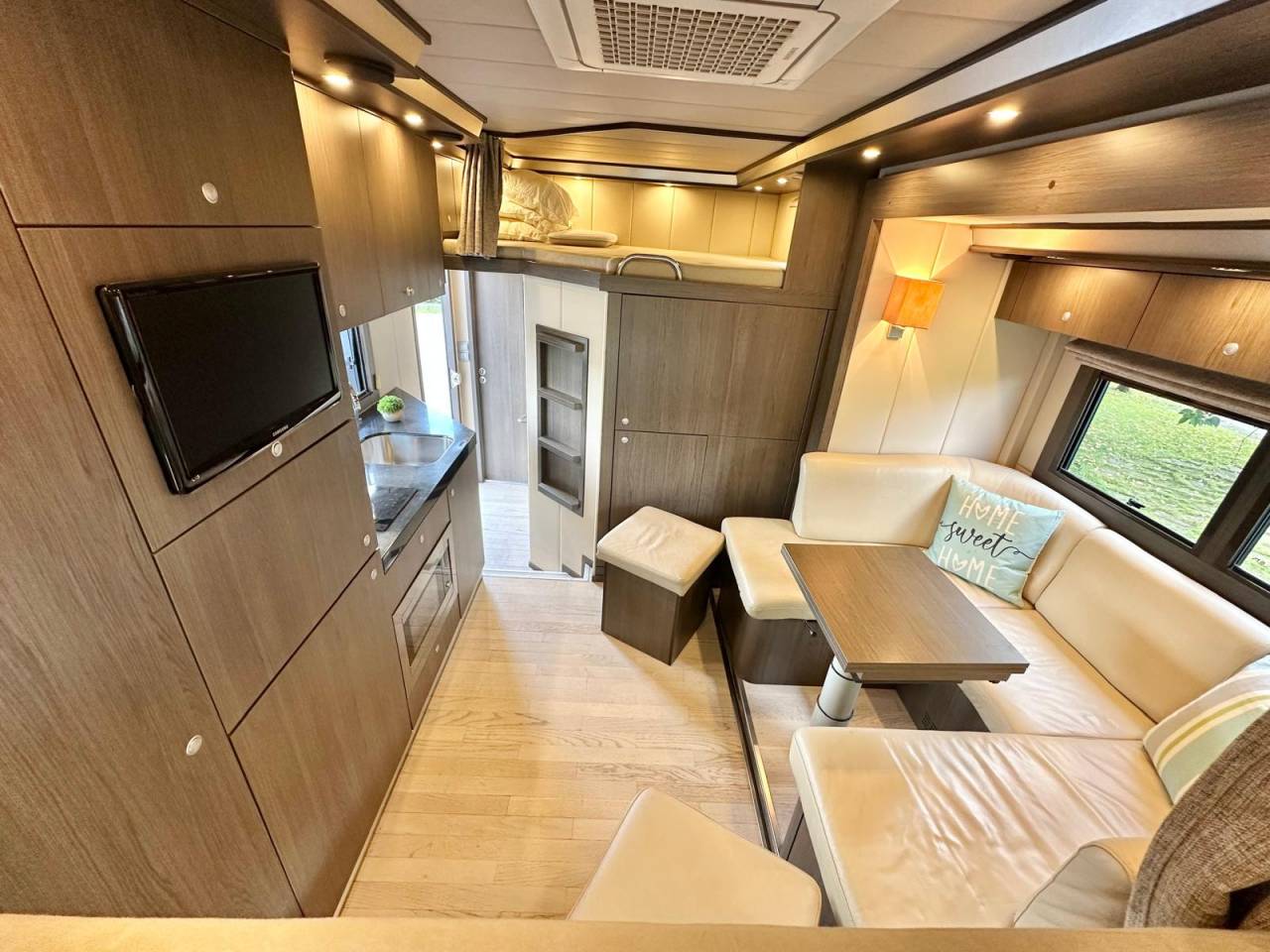 Camión para caballos Volvo pop out 2011 De segunda mano