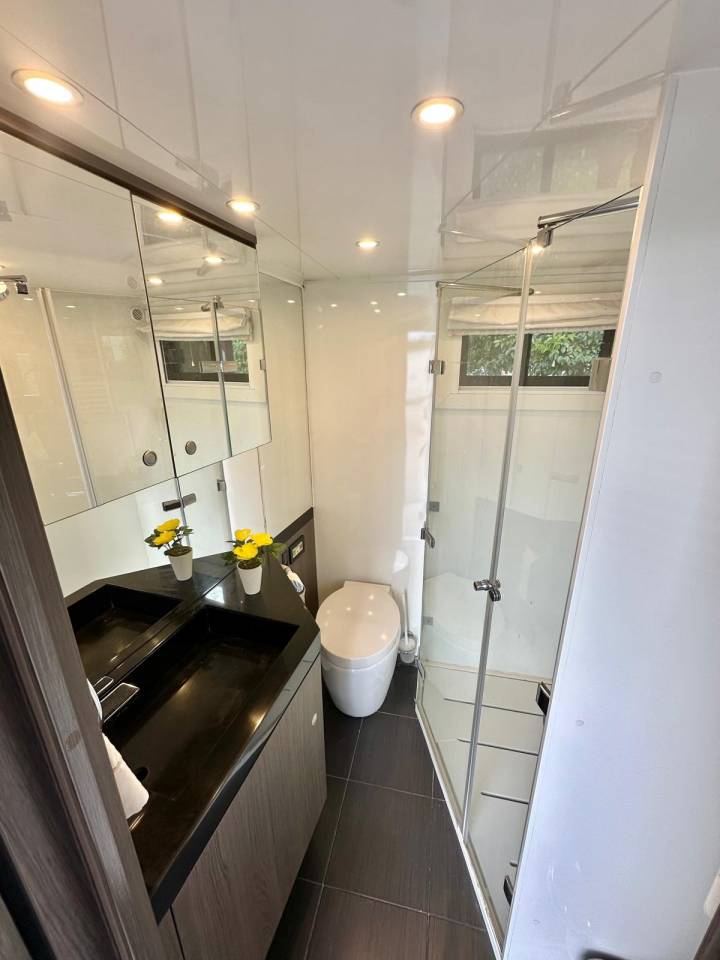 Camión para caballos Volvo pop out 2011 De segunda mano