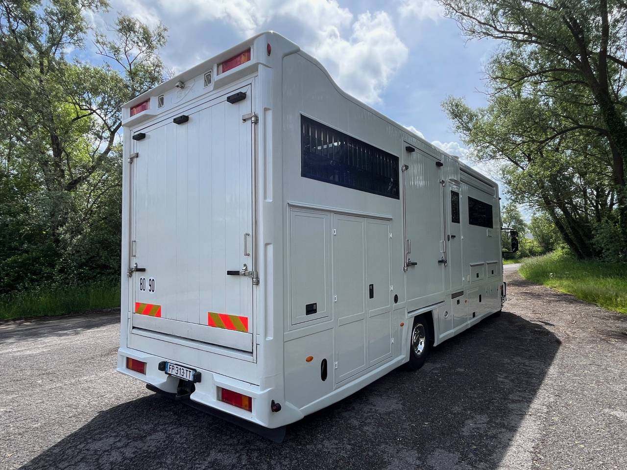 Cami&oacute;n para caballos Iveco IVECO 0 De segunda mano