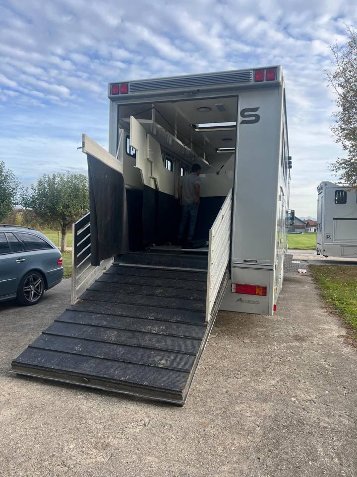 Camión para caballos Mercedes MERCEDES-BENZ 0 De segunda mano