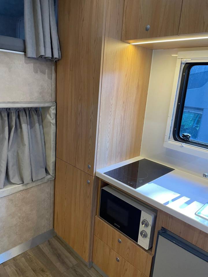 Camión para caballos Mercedes MERCEDES-BENZ 0 De segunda mano