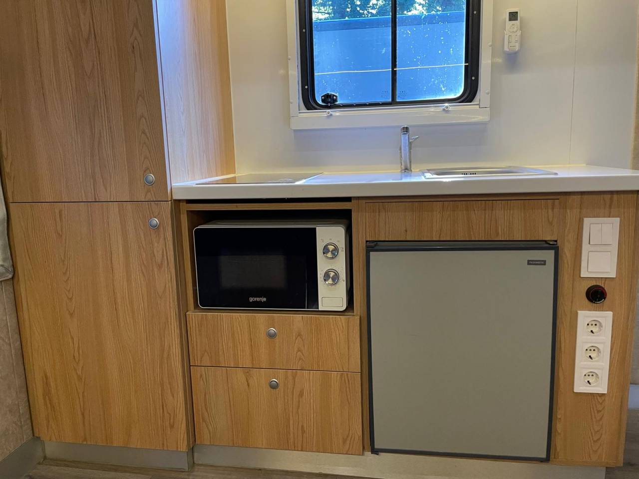 Camión para caballos Mercedes MERCEDES-BENZ 0 De segunda mano