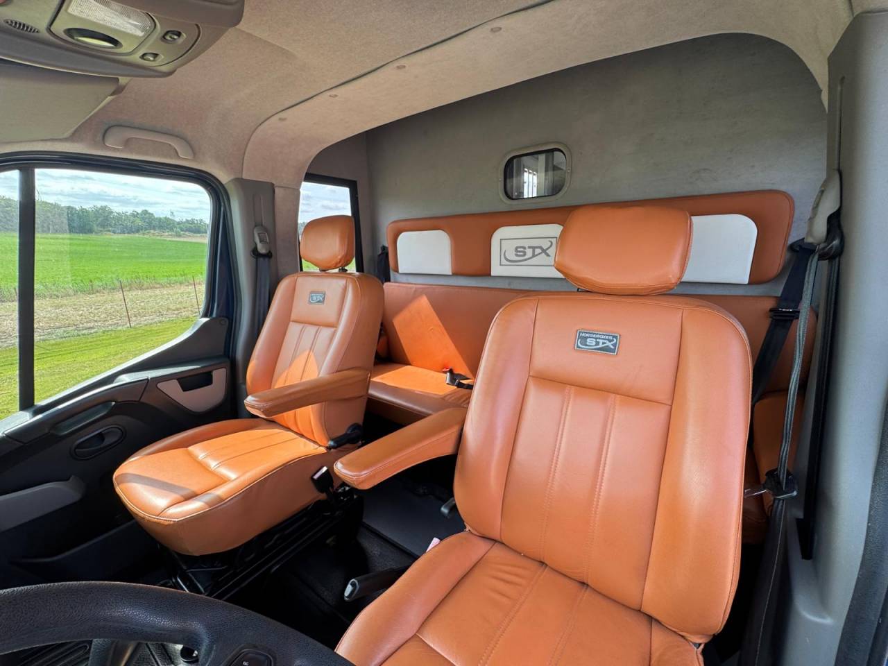 Furgoneta para caballos Renault STX 2015 De segunda mano