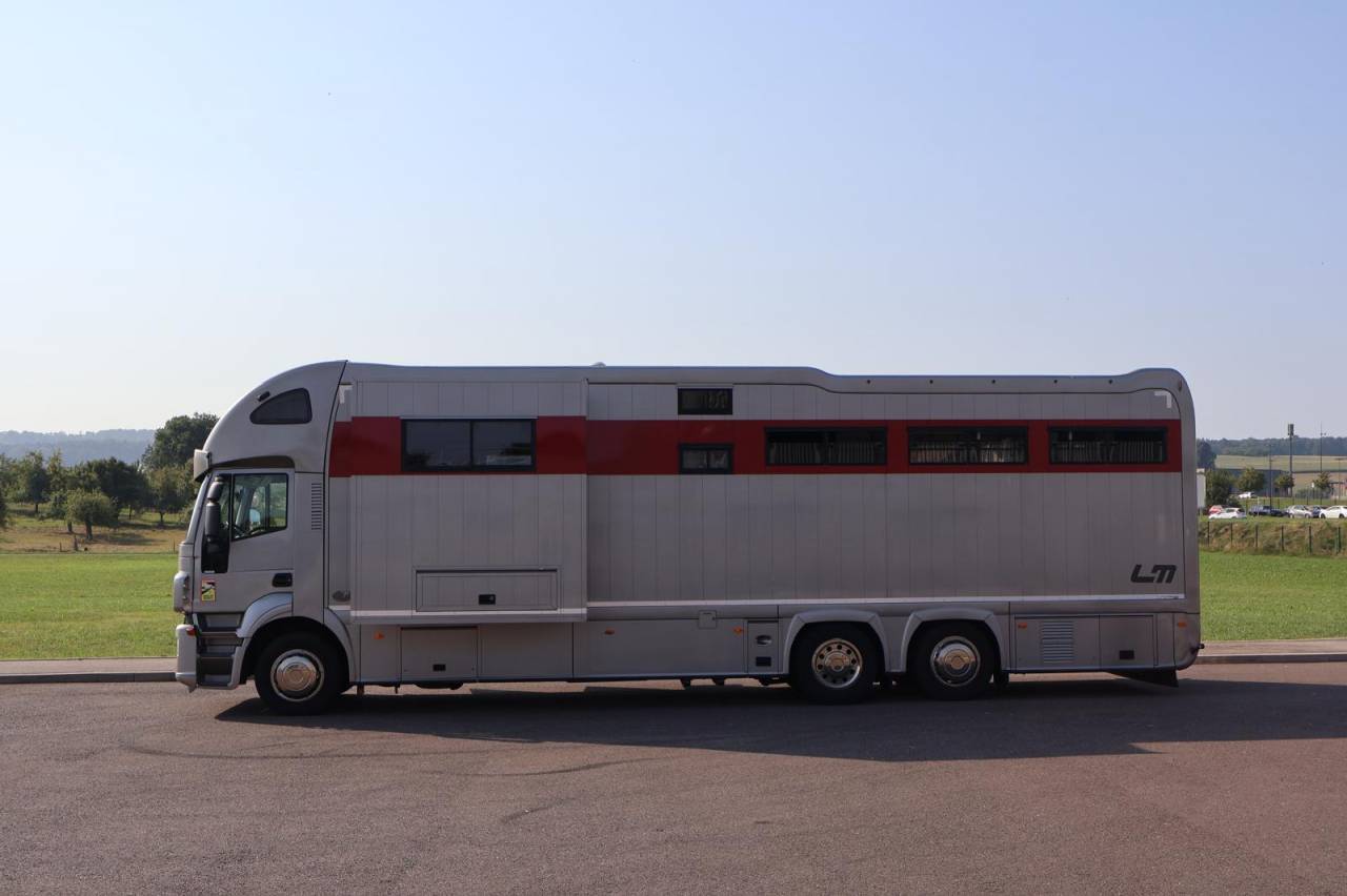 Camión para caballos STX IVECO 26.360 2011 De segunda mano