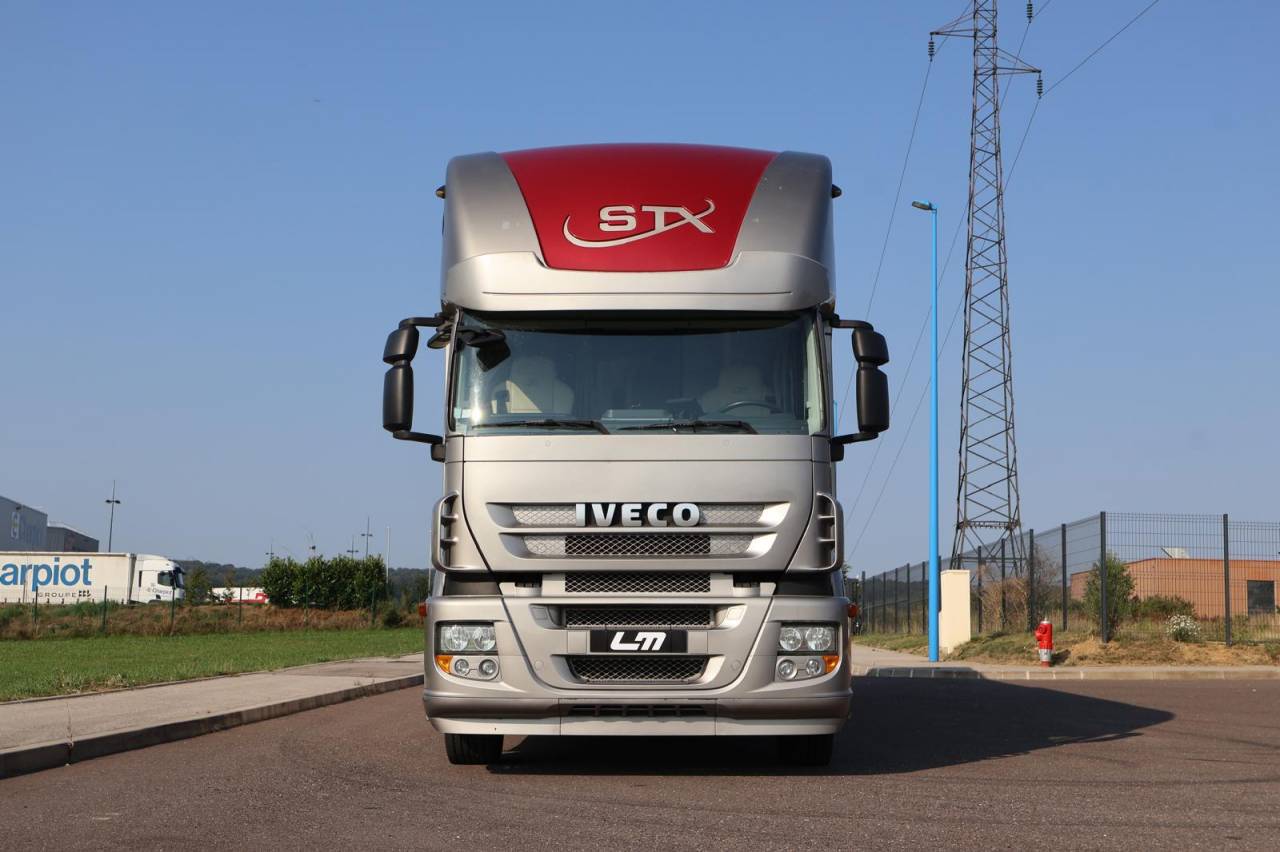 Camión para caballos STX IVECO 26.360 2011 De segunda mano