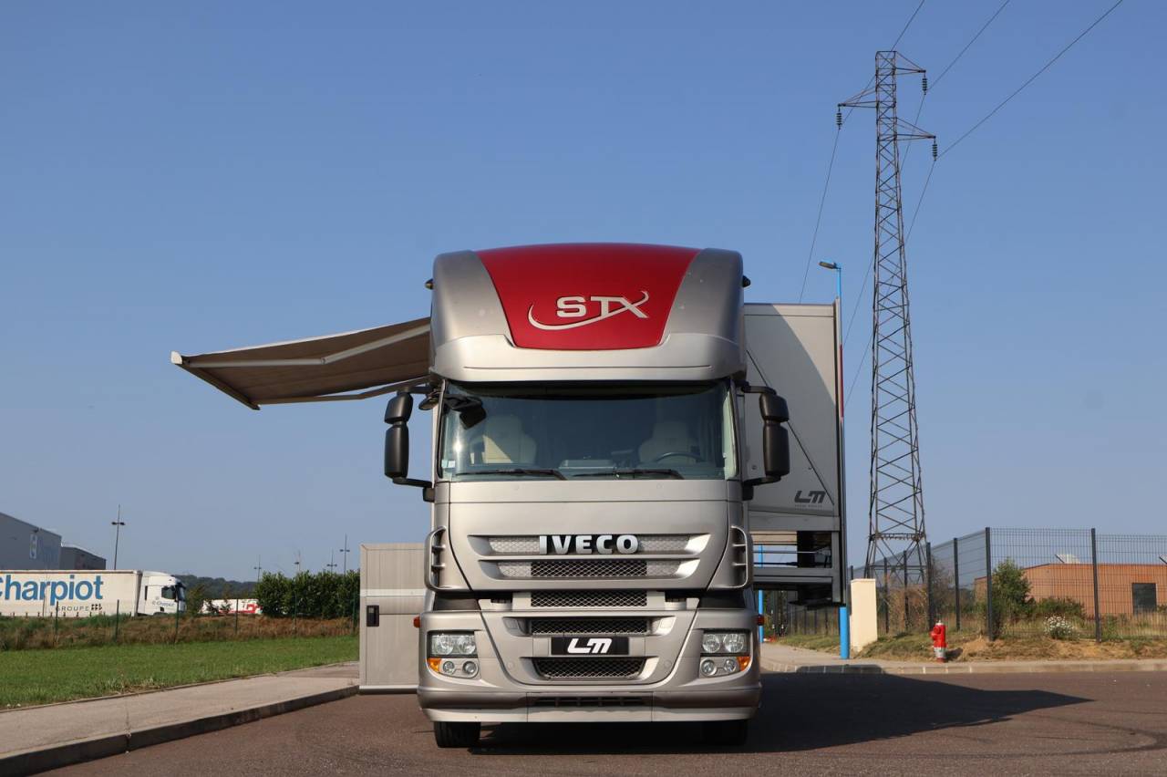 Camión para caballos STX IVECO 26.360 2011 De segunda mano