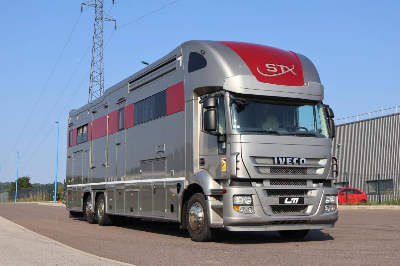 Camión para caballos STX IVECO 26.360 2011 De segunda mano