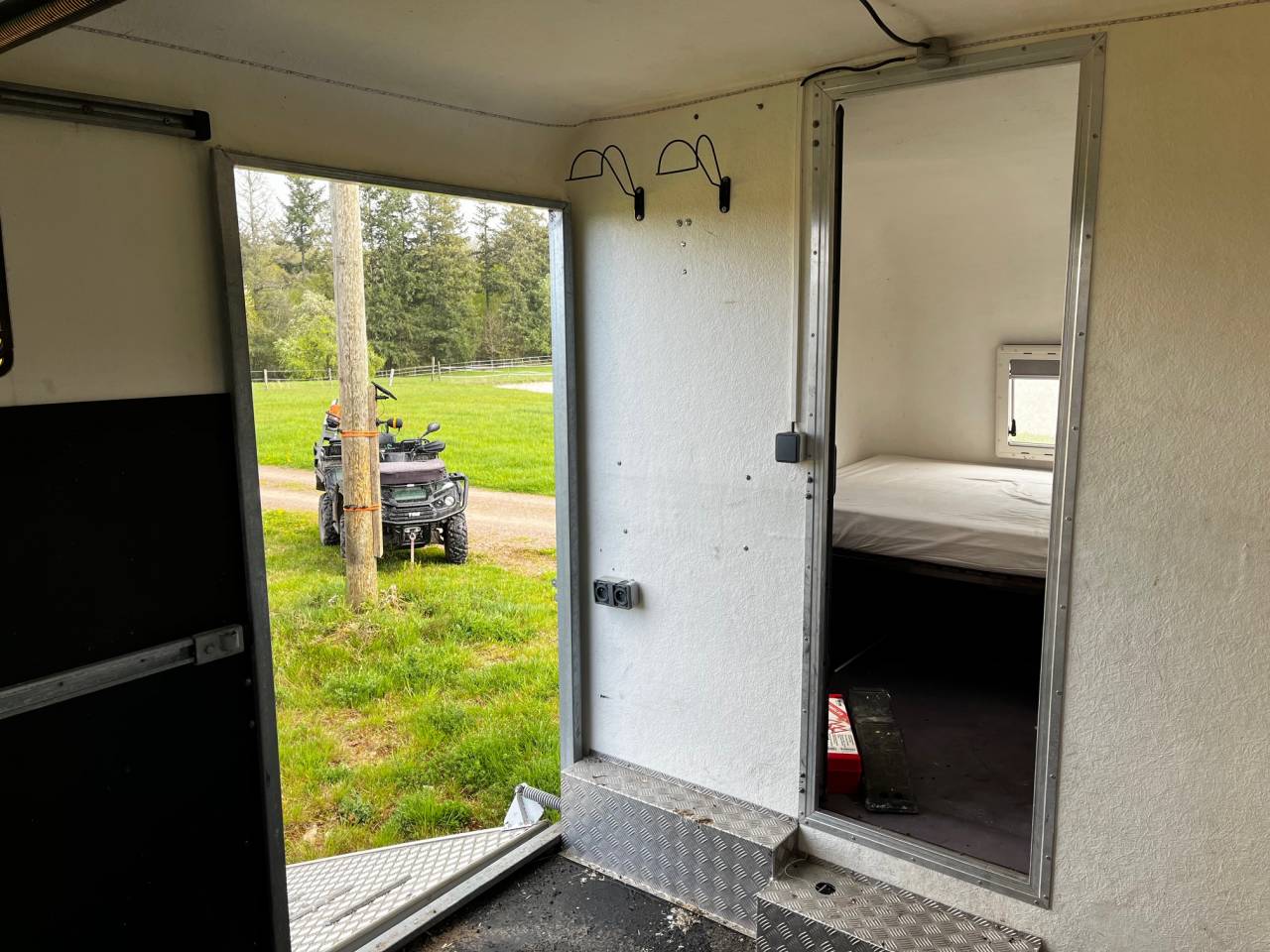 Furgoneta para caballos Iveco IVECO 35C18 / Semi Remorque VOW 2010 De segunda mano