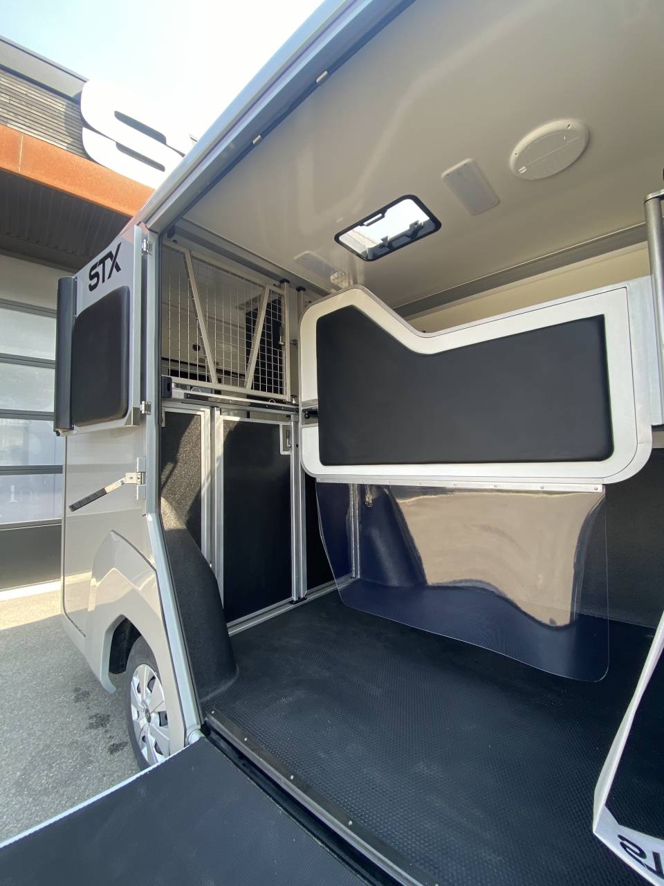 Furgoneta para caballos STX  2025 Nuevo