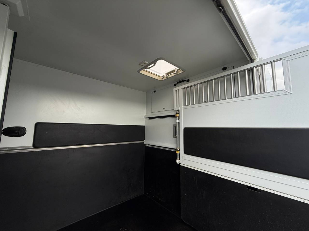 Furgoneta para caballos Theault PEUGEOT BOXER 150CH STALLE 2015 De segunda mano