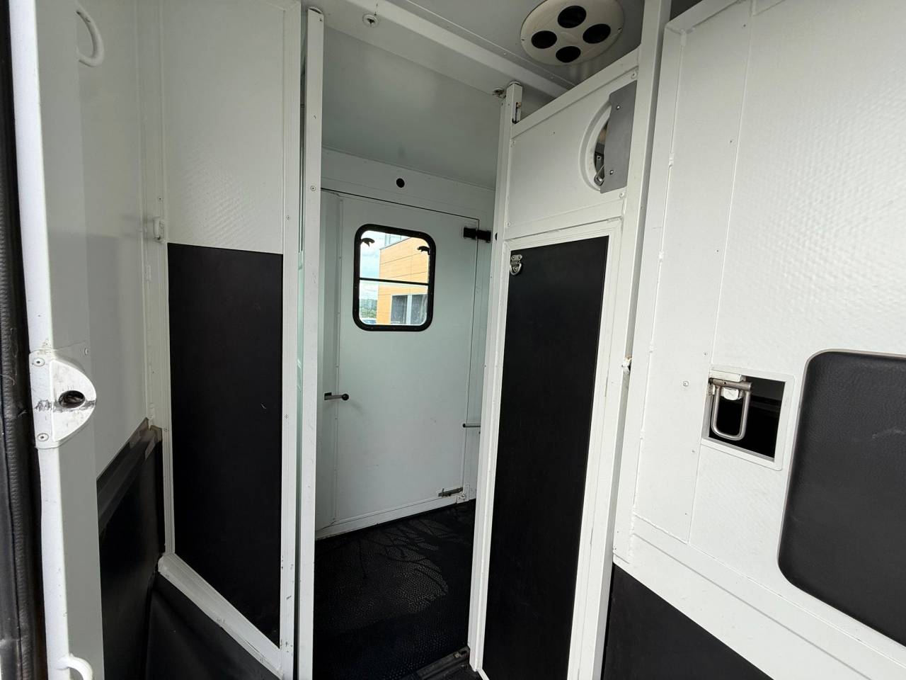 Furgoneta para caballos Theault PEUGEOT BOXER 150CH STALLE 2015 De segunda mano