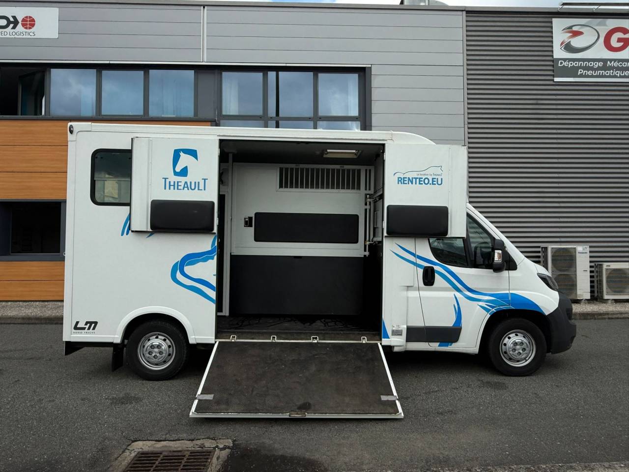 Furgoneta para caballos Theault PEUGEOT BOXER 150CH STALLE 2015 De segunda mano