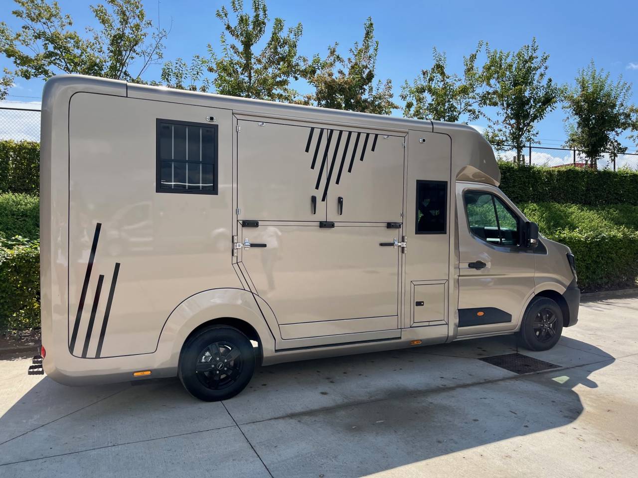 Furgoneta para caballos AKX Master 2025 2025 Nuevo