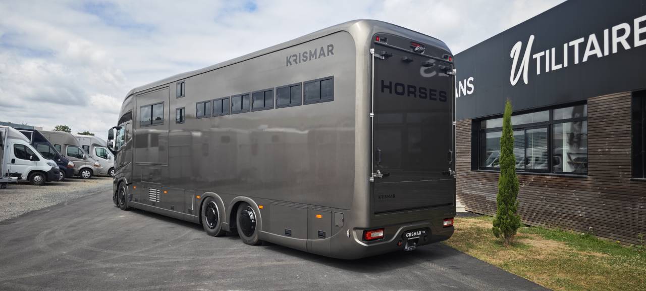 Camión para caballos Krismar Volvo FH500 6 chevaux gamme pro 2025 Nuevo