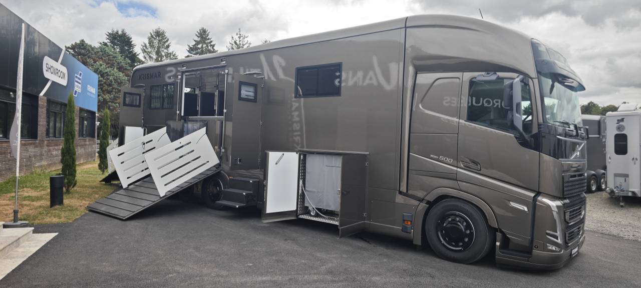 Camión para caballos Krismar Volvo FH500 6 chevaux gamme pro 2025 Nuevo