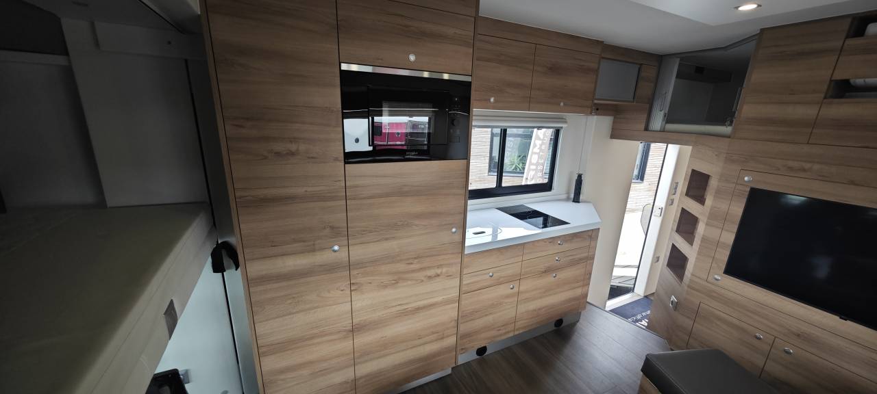 Camión para caballos Krismar Volvo FH500 6 chevaux gamme pro 2025 Nuevo