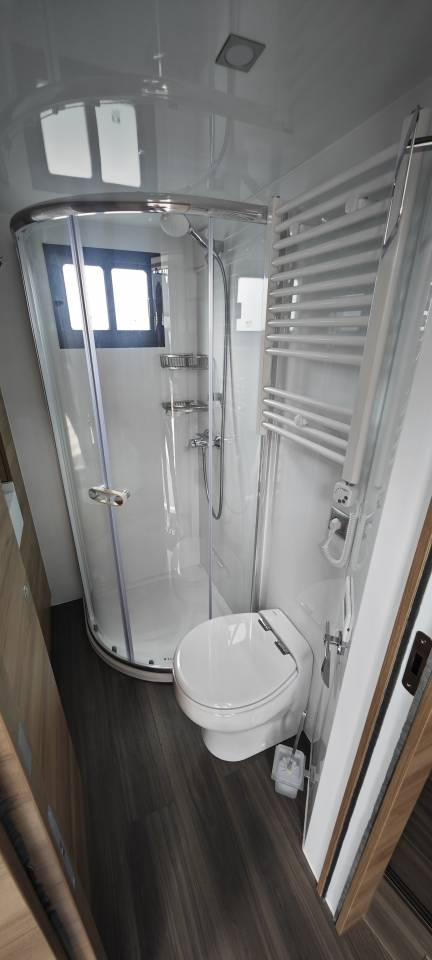 Camión para caballos Krismar Volvo FH500 6 chevaux gamme pro 2025 Nuevo