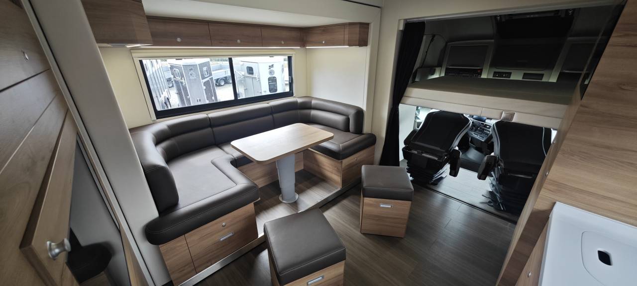 Camión para caballos Krismar Volvo FH500 6 chevaux gamme pro 2025 Nuevo