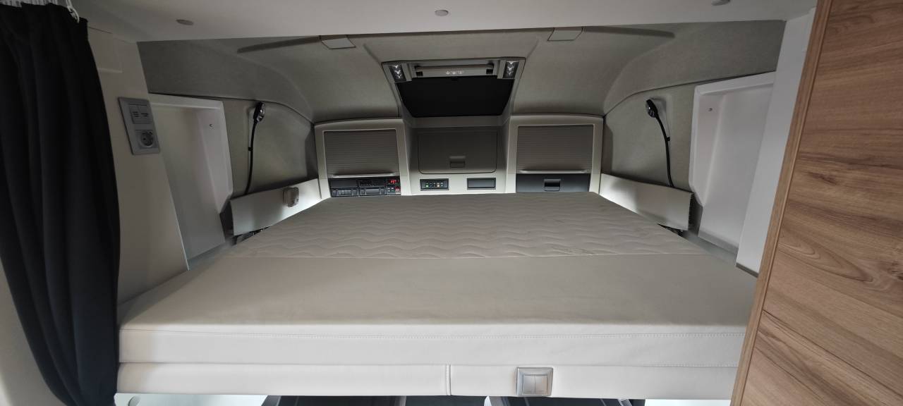 Camión para caballos Krismar Volvo FH500 6 chevaux gamme pro 2025 Nuevo