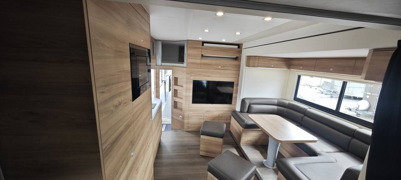 Camión para caballos Krismar Volvo FH500 6 chevaux gamme pro 2025 Nuevo