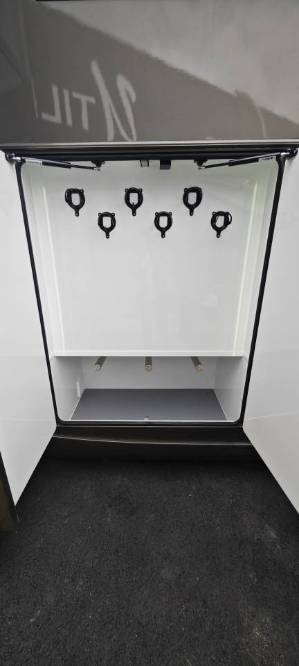 Camión para caballos Krismar Volvo FH500 6 chevaux gamme pro 2025 Nuevo