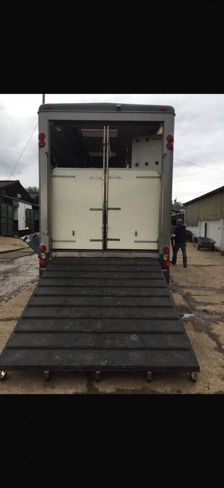 Furgoneta para caballos Oakley Scania 340 2006 De segunda mano