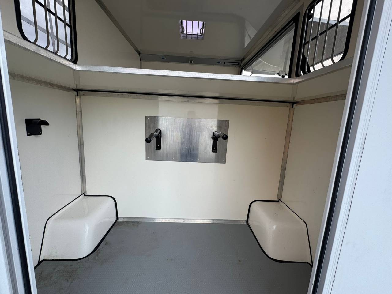 Furgoneta para caballos Cavalcar CAVALCAR 5 PLACES 2020 De segunda mano