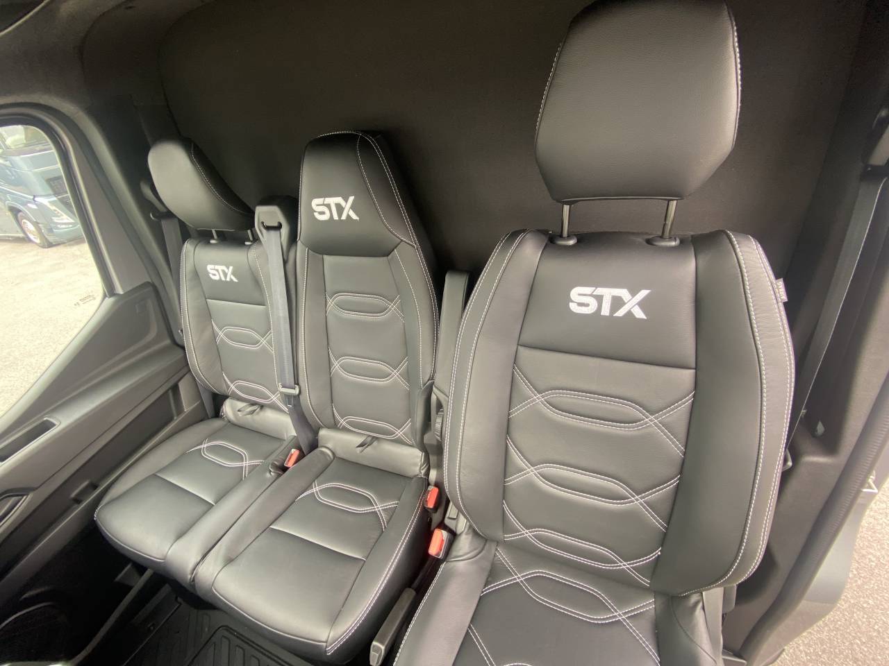 Furgoneta para caballos STX  2025 Nuevo