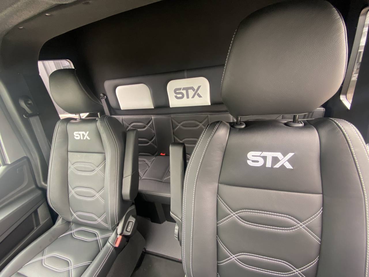 Furgoneta para caballos STX  2025 Nuevo