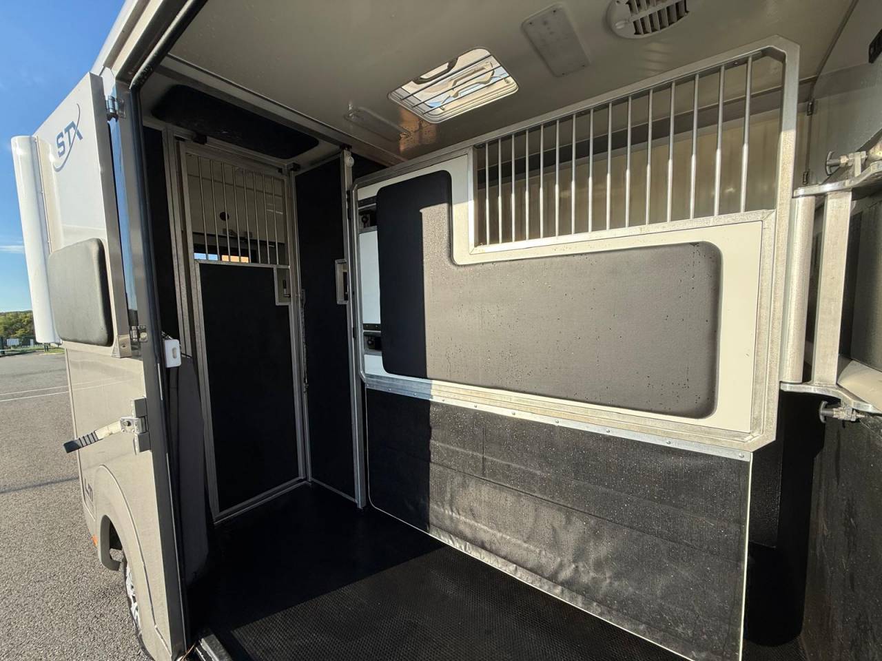 Furgoneta para caballos STX STX 2021 De segunda mano