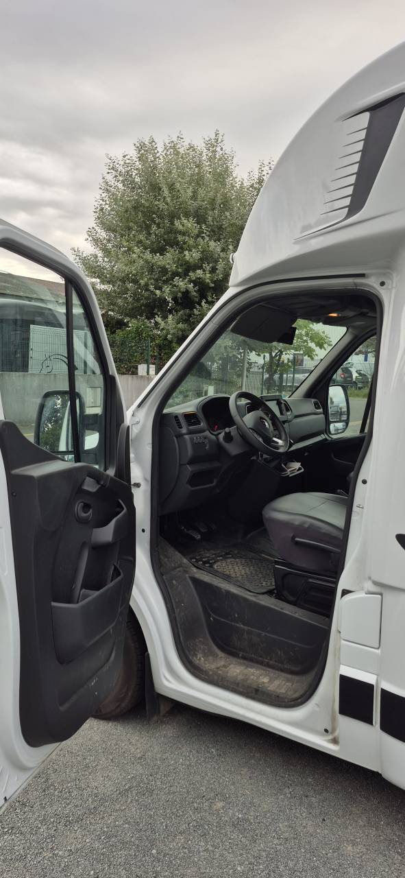 Furgoneta para caballos Renault  2023 De segunda mano