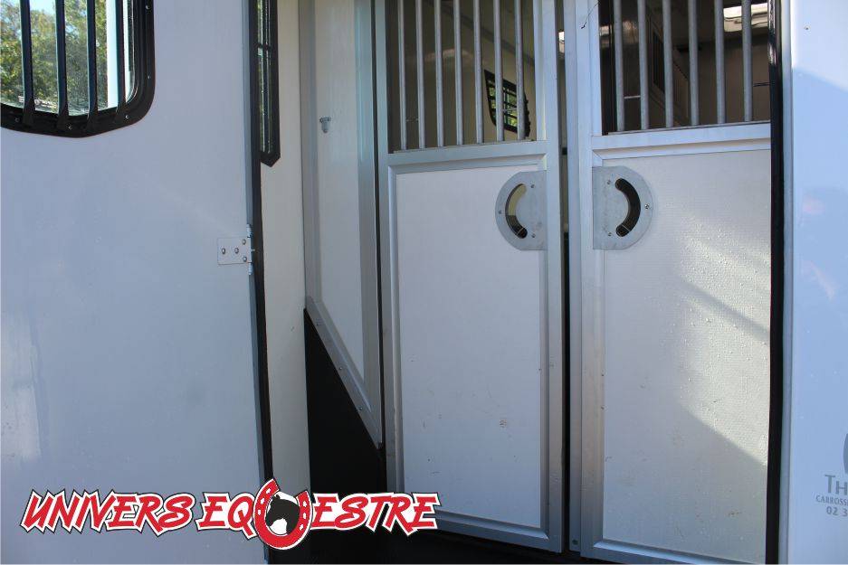 Furgoneta para caballos Renault  2023 De segunda mano