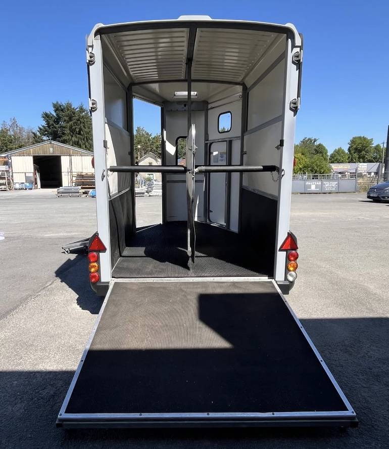 Van caballos Ifor Williams  2 Caballos 2015 De segunda mano