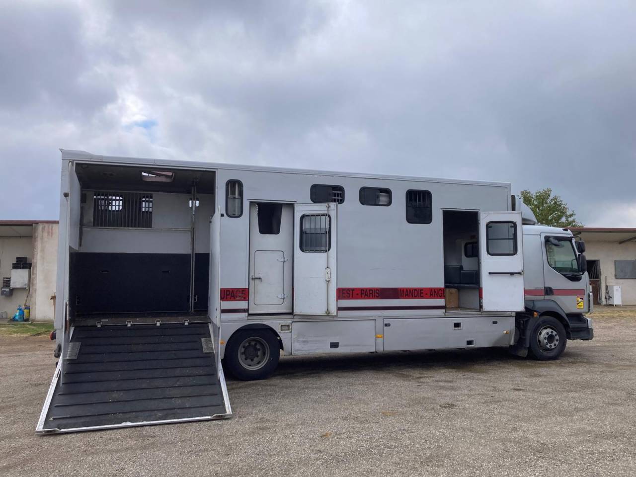 Camión para caballos Volvo CAMION MTM 2012 De segunda mano