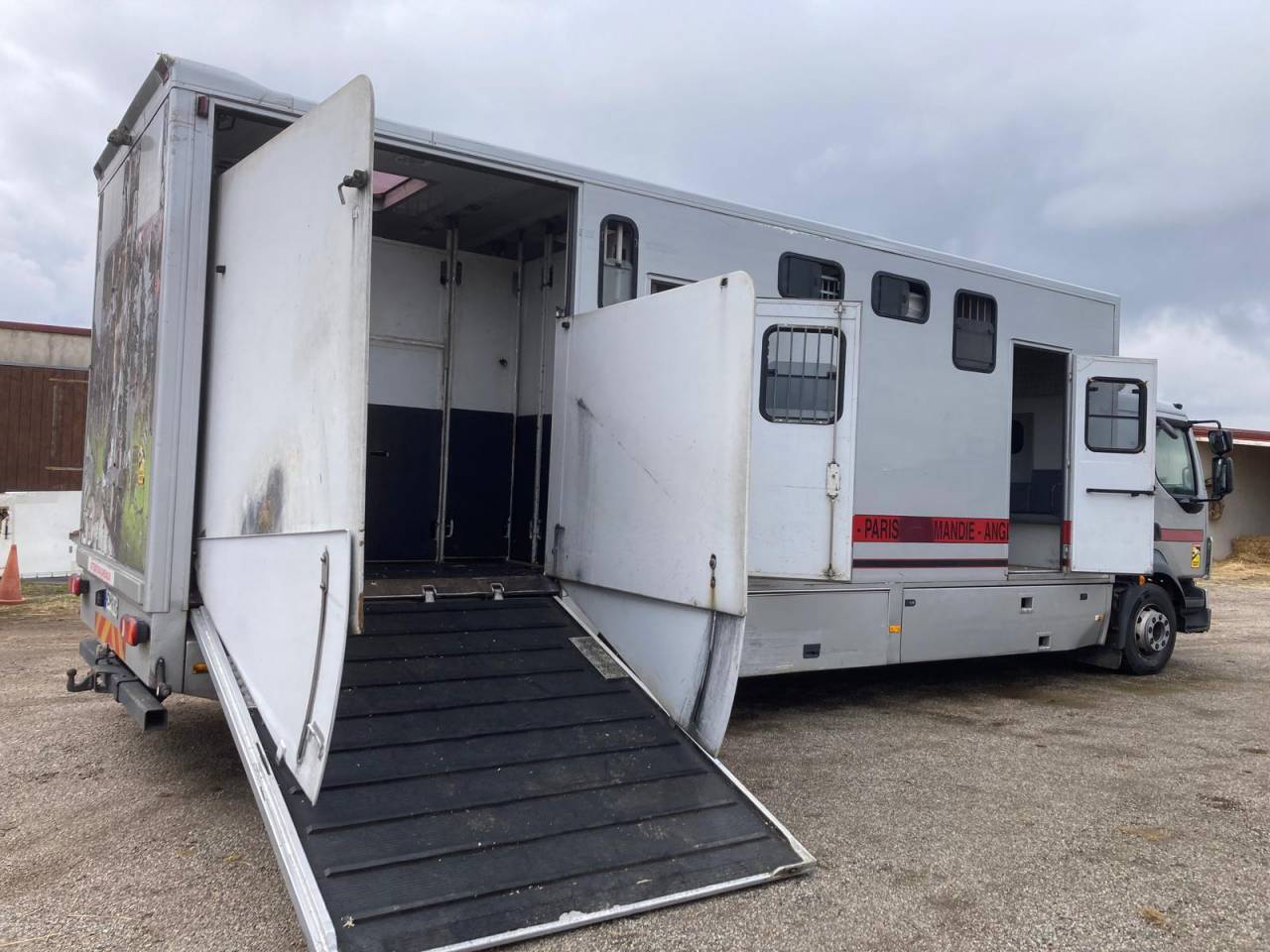 Camión para caballos Volvo CAMION MTM 2012 De segunda mano