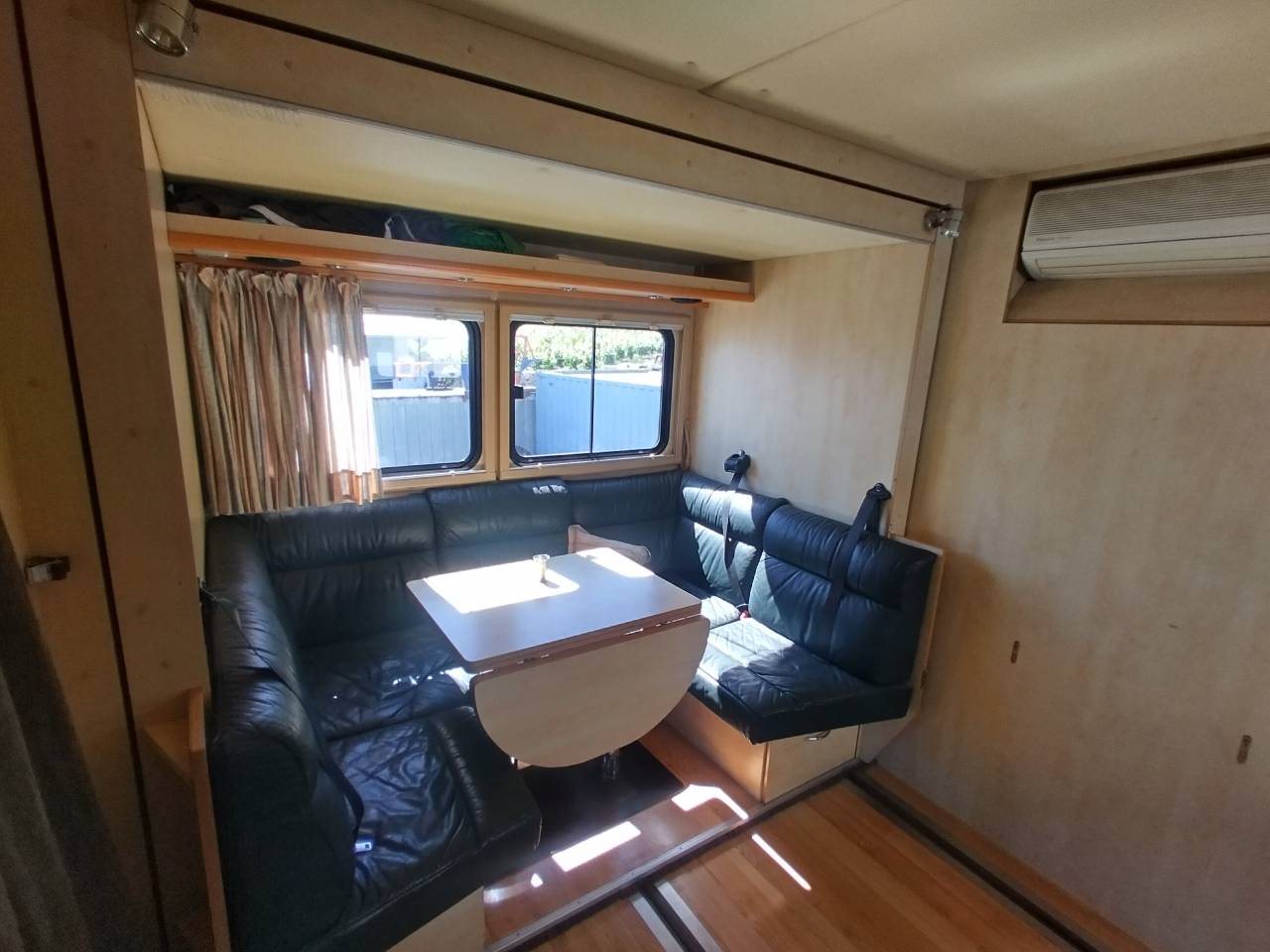 Camión para caballos Scania L144 6x2 2003 De segunda mano