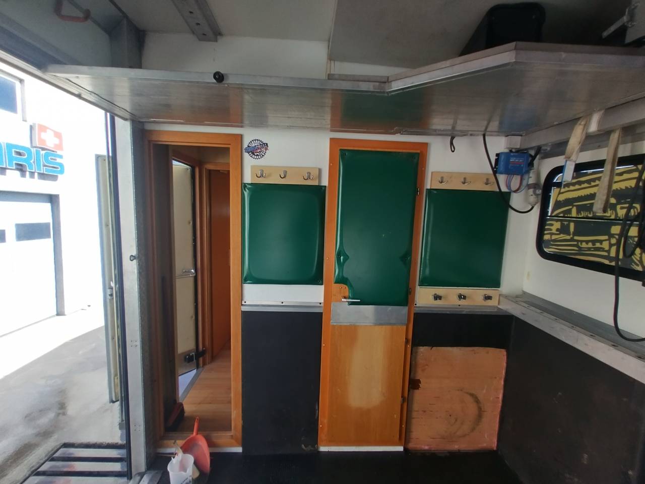 Camión para caballos Scania L144 6x2 2003 De segunda mano