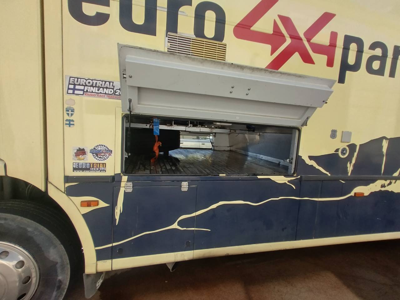 Camión para caballos Scania L144 6x2 2003 De segunda mano