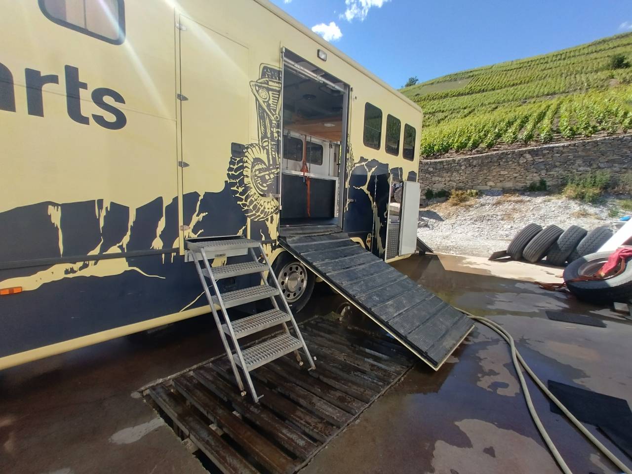 Camión para caballos Scania L144 6x2 2003 De segunda mano