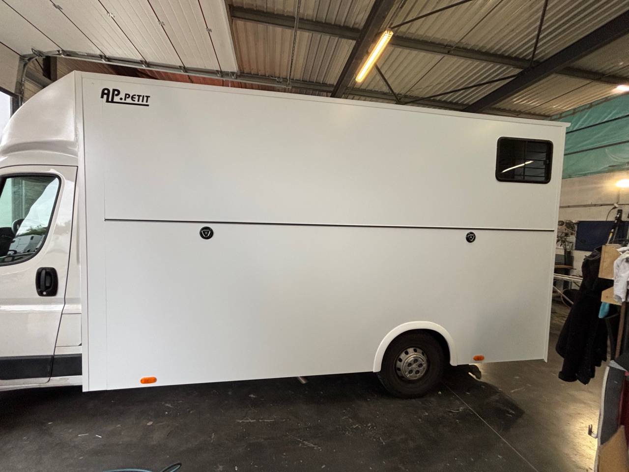 Furgoneta para caballos AP Petit Peugeot Boxer L4   2020 Nuevo