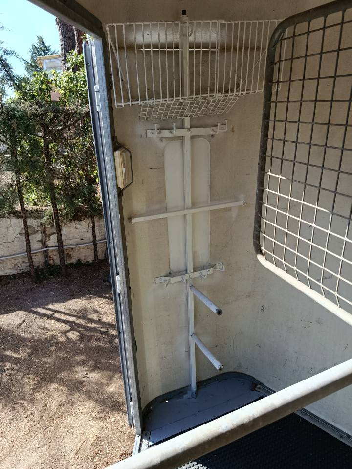 Vendo Van de fibra para 2 caballos