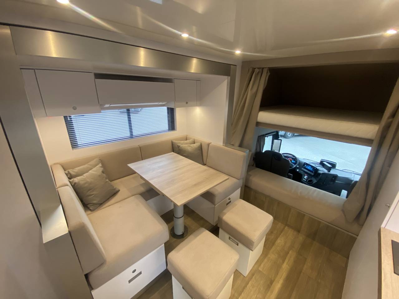 Camión para caballos AKX  2024 De segunda mano