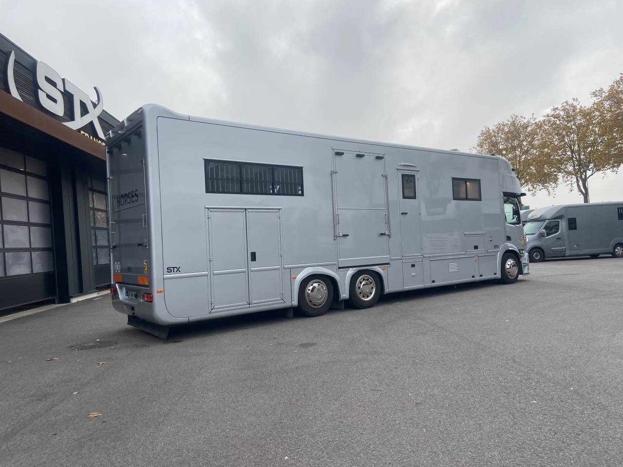 Camión para caballos AKX  2024 De segunda mano