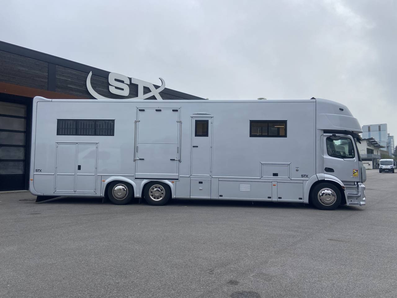 Camión para caballos AKX  2024 De segunda mano