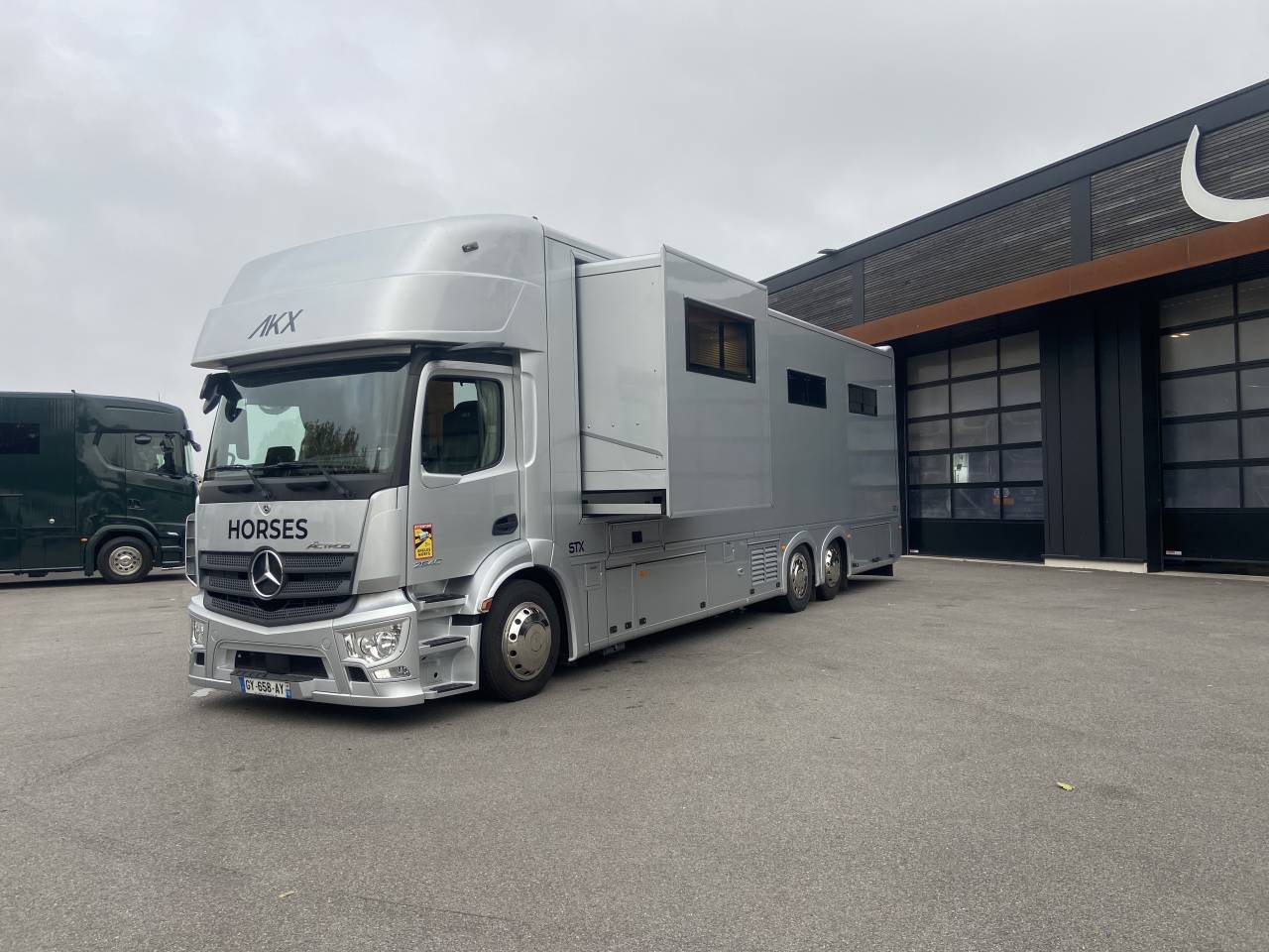 Camión para caballos AKX  2024 De segunda mano