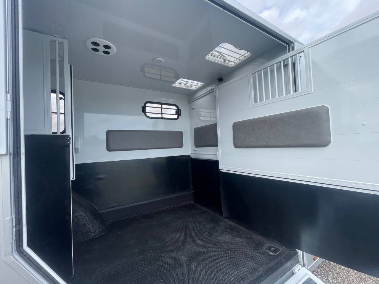 Furgoneta para caballos TBST Renault Master 2023 De segunda mano