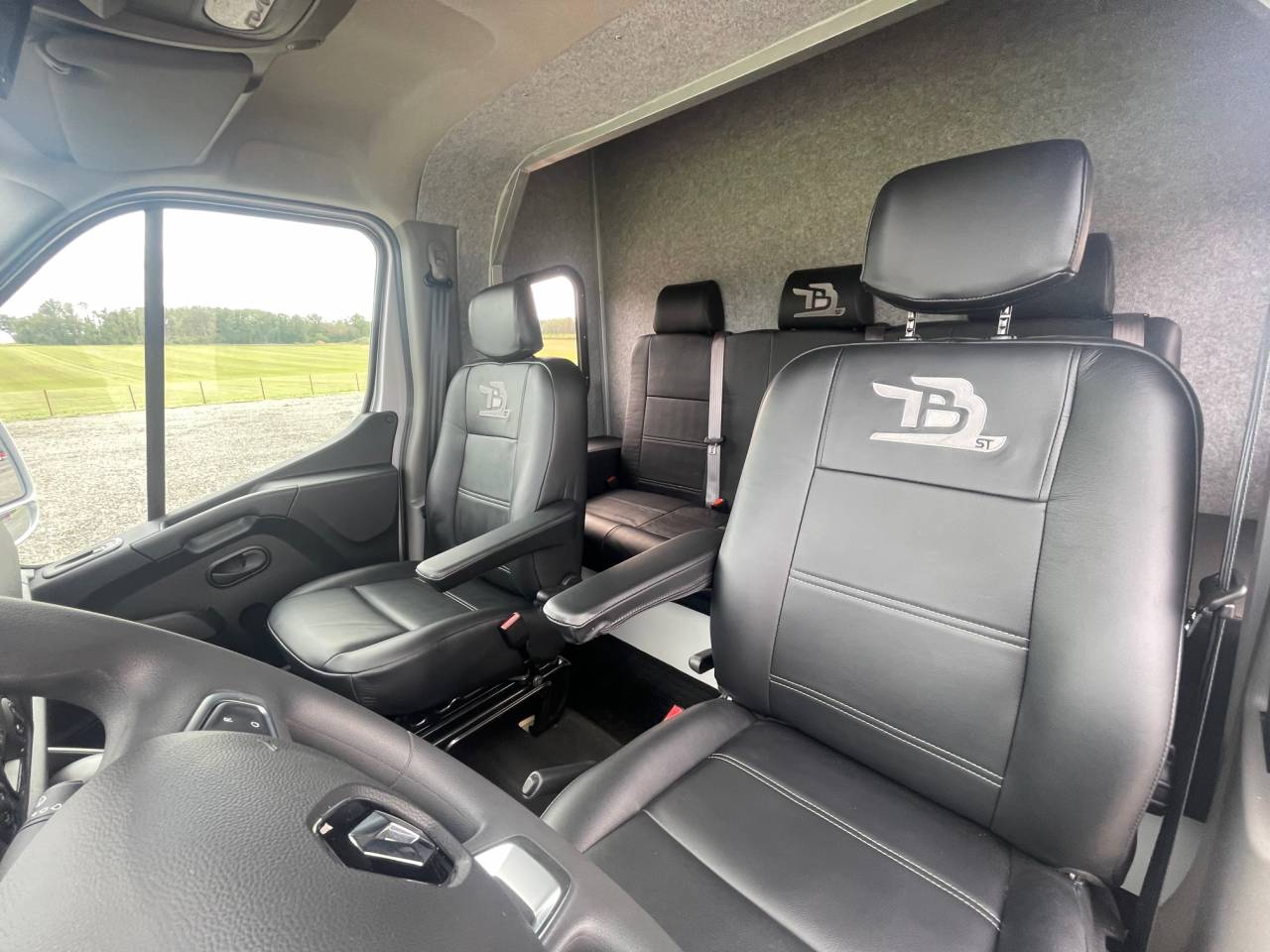 Furgoneta para caballos TBST Renault Master 2023 De segunda mano