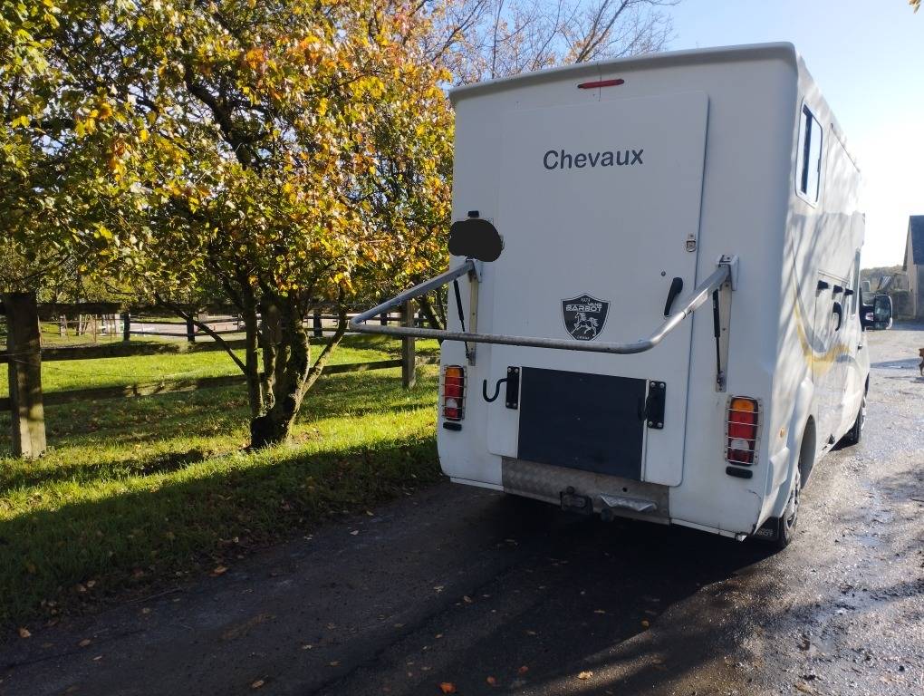 Furgoneta para caballos Renault MASTER 150 2014 De segunda mano